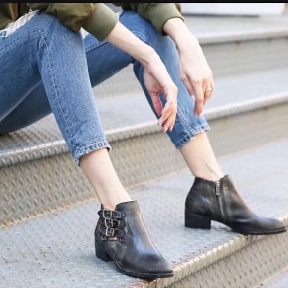 Frye Leather Ray Buckle Booties size 9 - Picture 5 of 6